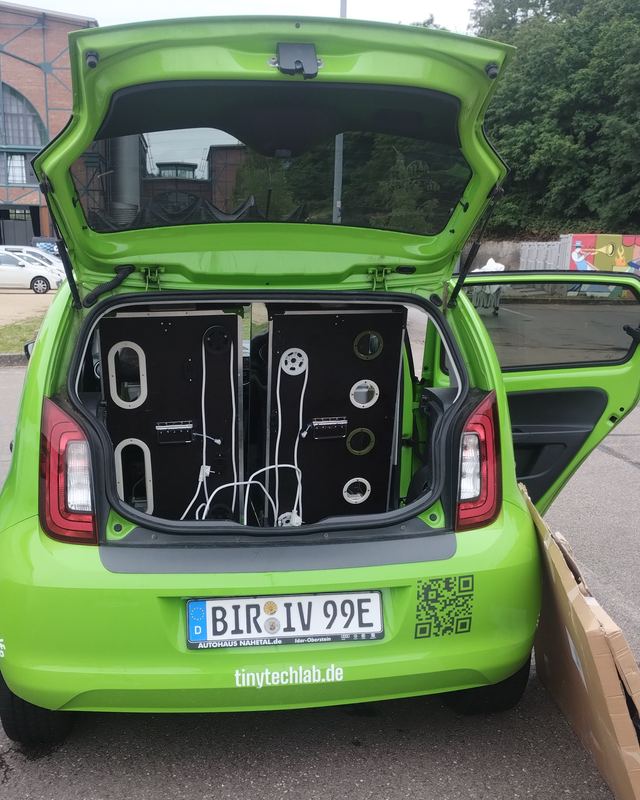 Geöffneter Kofferraum des TinyTechLab-Fahrzeugs, beladen mit der Ausrüstung
